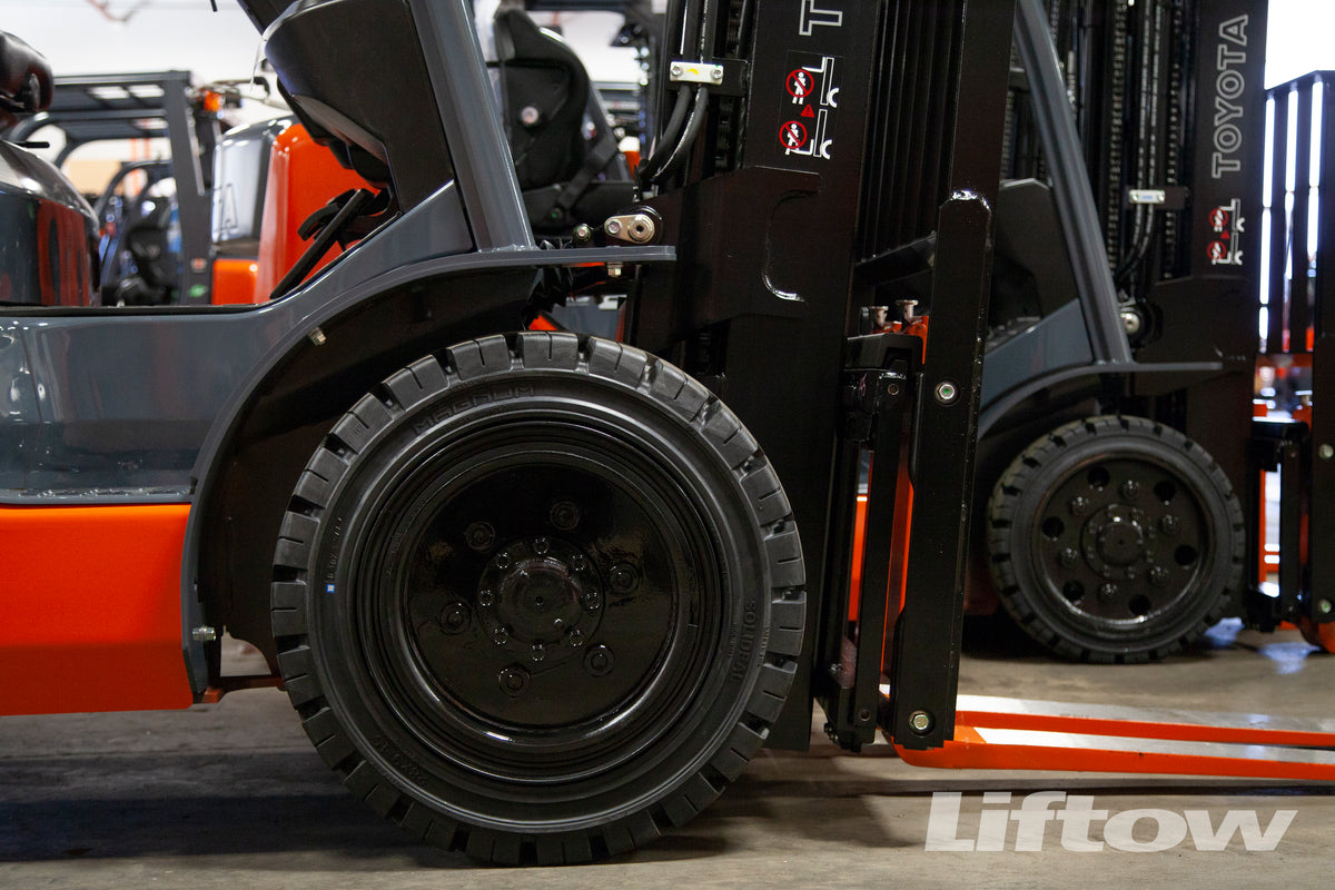 Pneumatic Tire Forklifts vs. Cushion Tire Forklifts