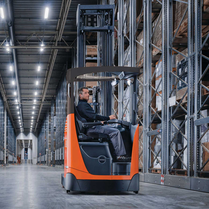 Toyota Moving Mast Reach Truck: A Flexible Solution for Indoor and Outdoor Operations